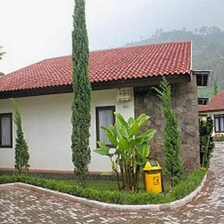 New Mountain Springs Hotel & Resort Lembang Extérieur photo
