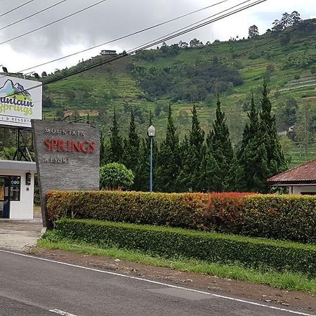 New Mountain Springs Hotel & Resort Lembang Extérieur photo