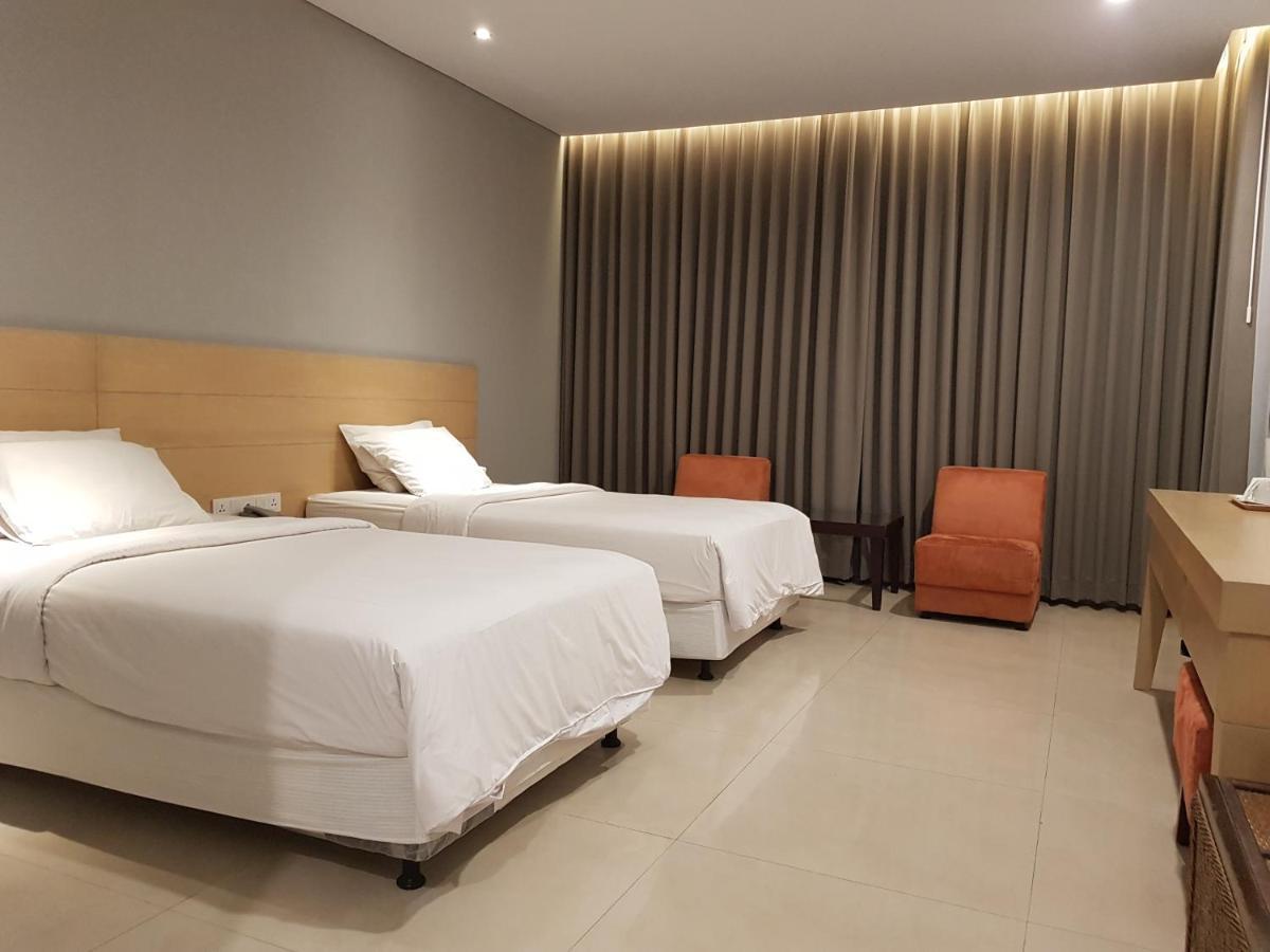 New Mountain Springs Hotel & Resort Lembang Extérieur photo
