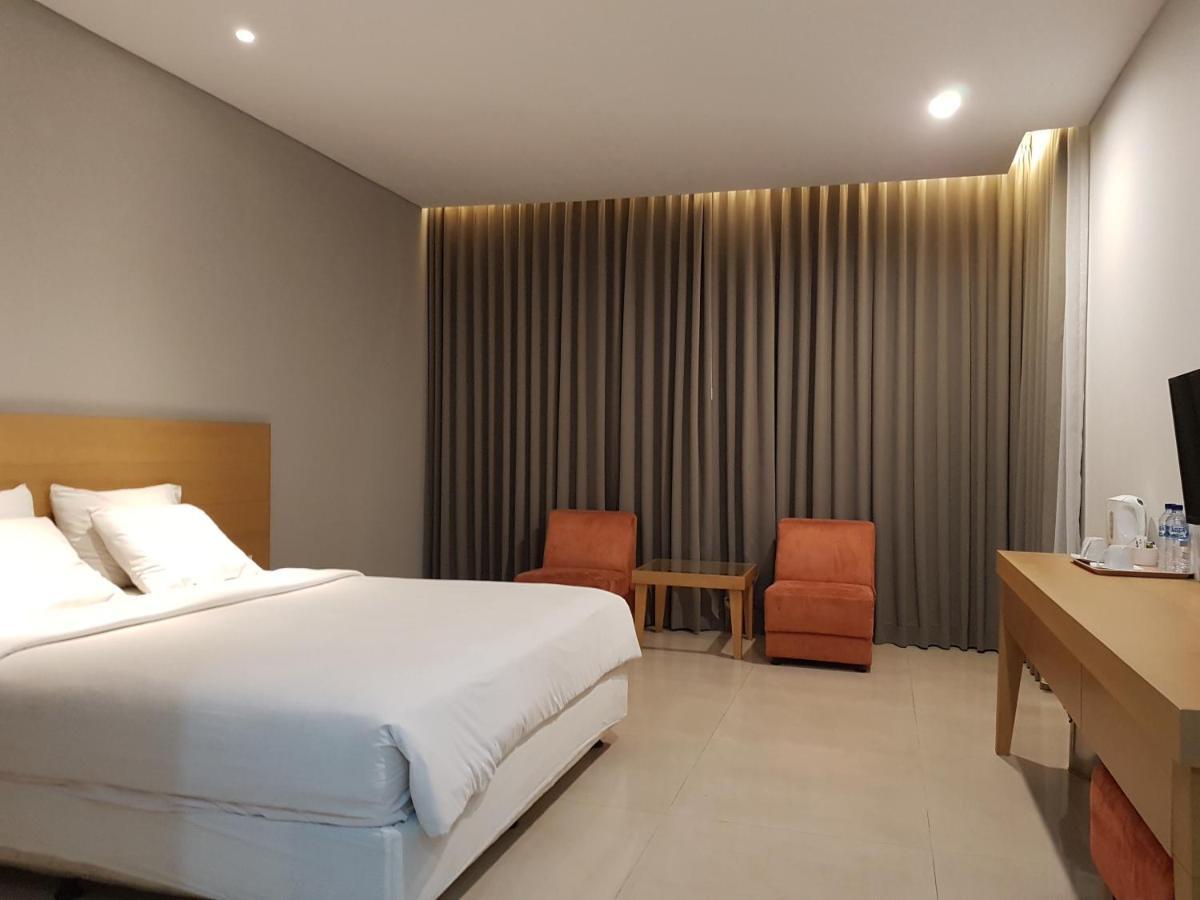 New Mountain Springs Hotel & Resort Lembang Extérieur photo