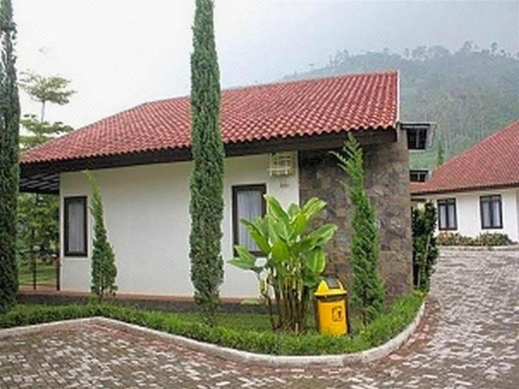 New Mountain Springs Hotel & Resort Lembang Extérieur photo