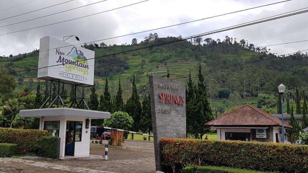 New Mountain Springs Hotel & Resort Lembang Extérieur photo