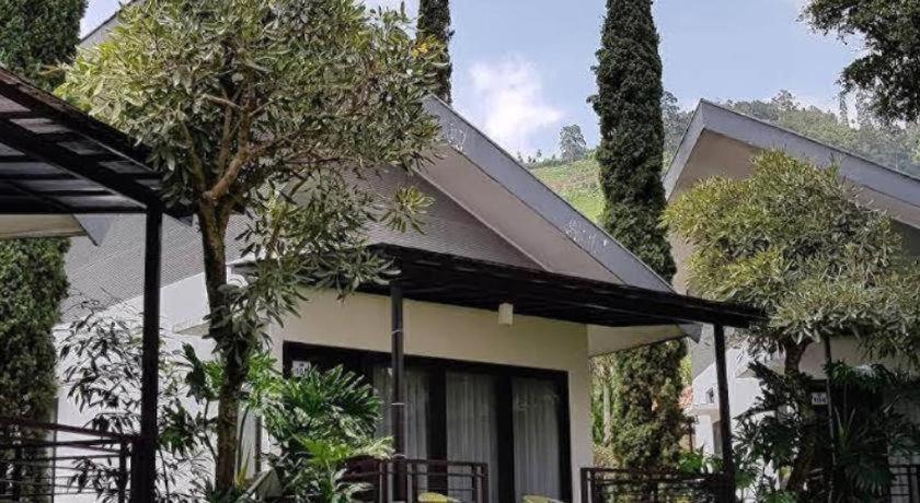 New Mountain Springs Hotel & Resort Lembang Extérieur photo