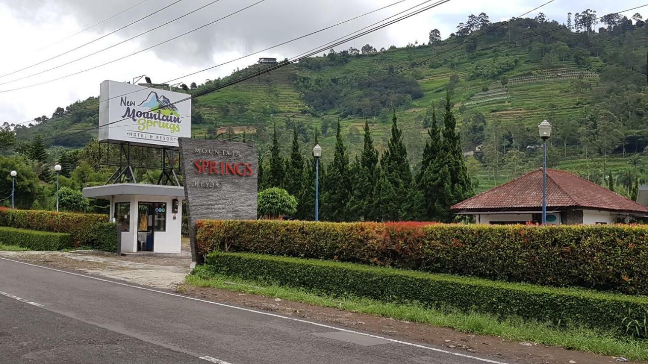 New Mountain Springs Hotel & Resort Lembang Extérieur photo